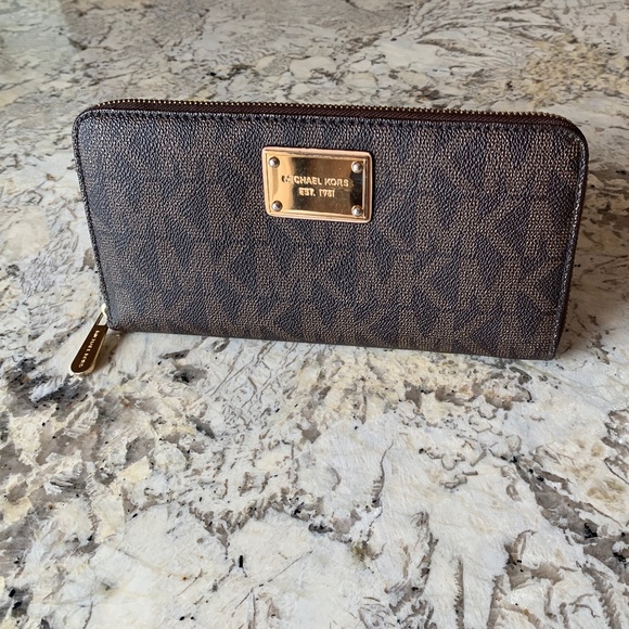 Michael Kors Large Jet Set Travel Logo Wallet EUC - Picture 1 of 13